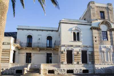 Il Villino Traversa: quell'eclettica dimora che sorge sul decadente lungomare di Santo Spirito 